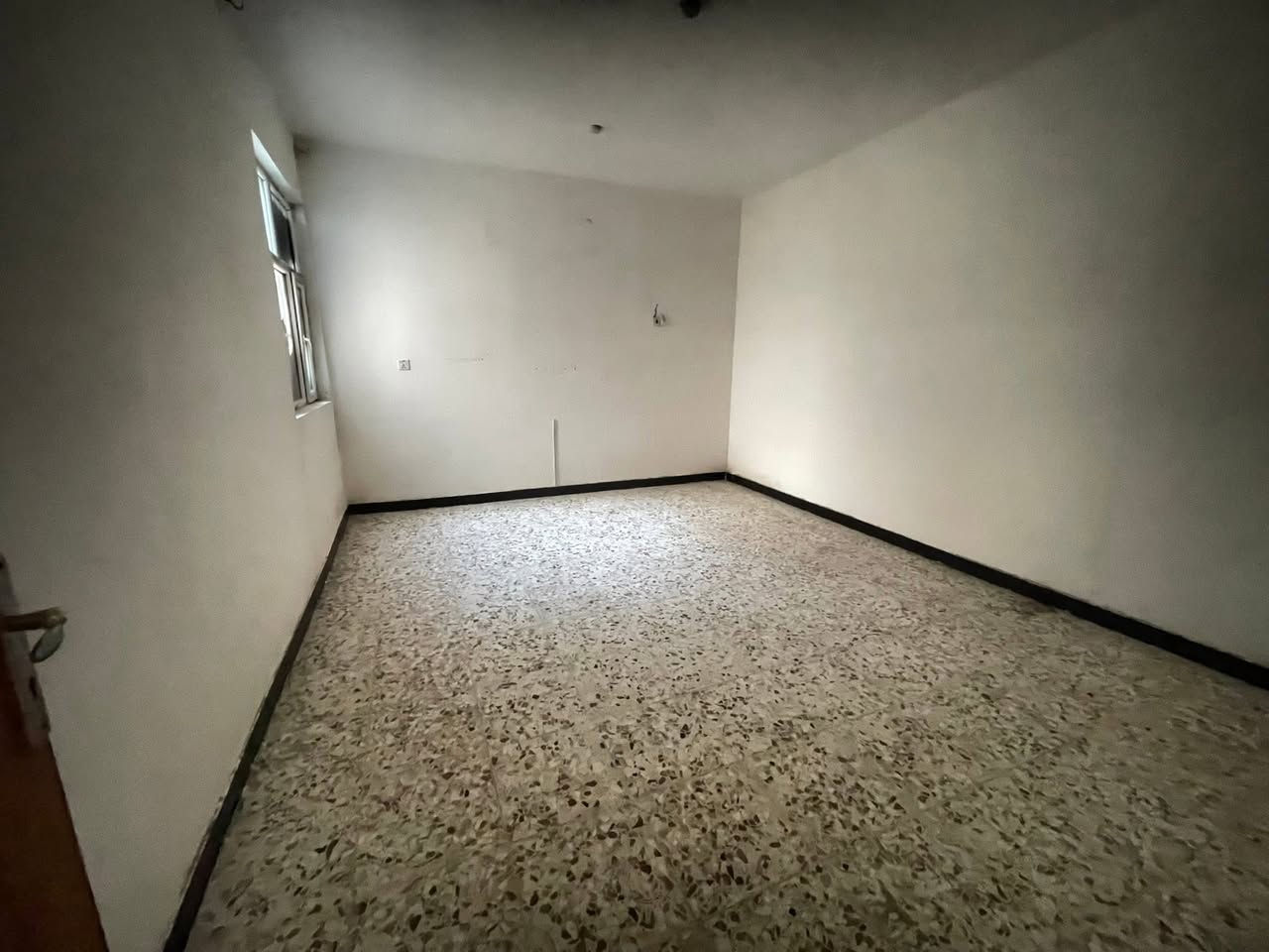 دار للايجار في مجمع بيتي الاول مساحة 200 متر طابقين ثلاث غرف سعر الايجار 300 الف مقدم ثلاث اشهر 
***********
