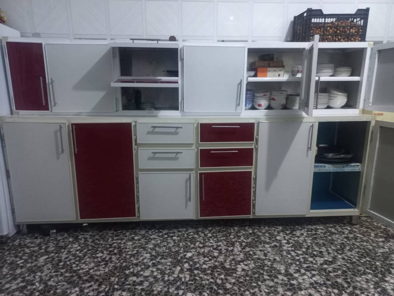 سلام عليكم كونتر البيع السعر 450 / 3متر 
***********
