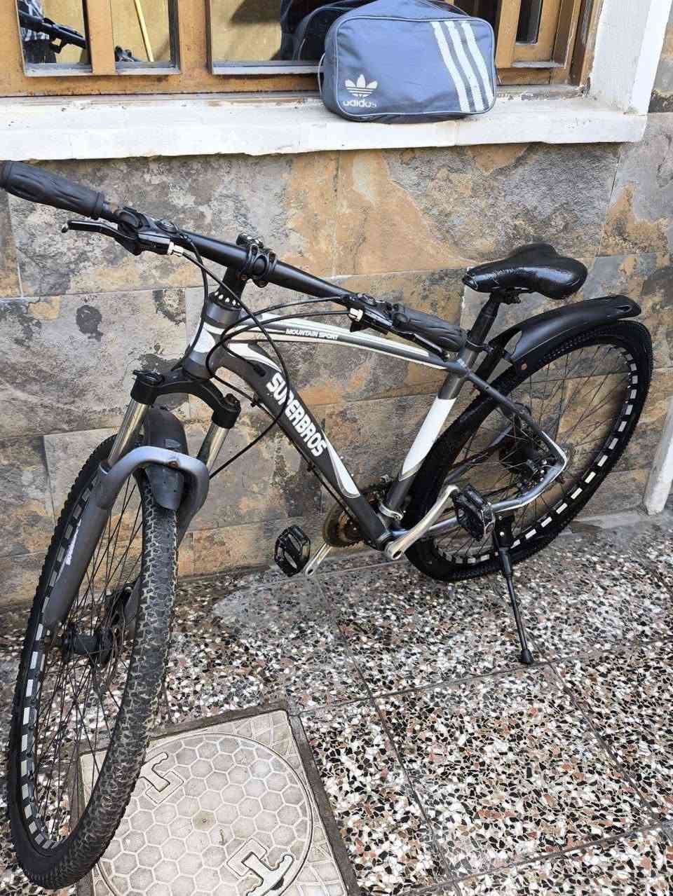 🚲 للبيع بايسكل SUPERBROS 🚲
بايسكل مرتب ونظيف، يحتاج فقط جوب يجي شراي اسويلكيا وانطيكا👍
المواصفات:
النوع: بايسكل جبلي
الماركة: SUPERBROS
الهيكل: قوي
قياس العجلات: 29
فرامل دسك امامي وخلفي 
مساعد أمامي
كرسي مريح
واقي طين خلفي
ستاند جانبي
الحالة: نضيف 95٪
السبب: ما عندي وقت أستخدمه
💰 السعر: (سوم 💲)
📍 المكان: (شهداء البياع)
📞 التواصل: خاص أو تعليق
او عل واتساب ***********
