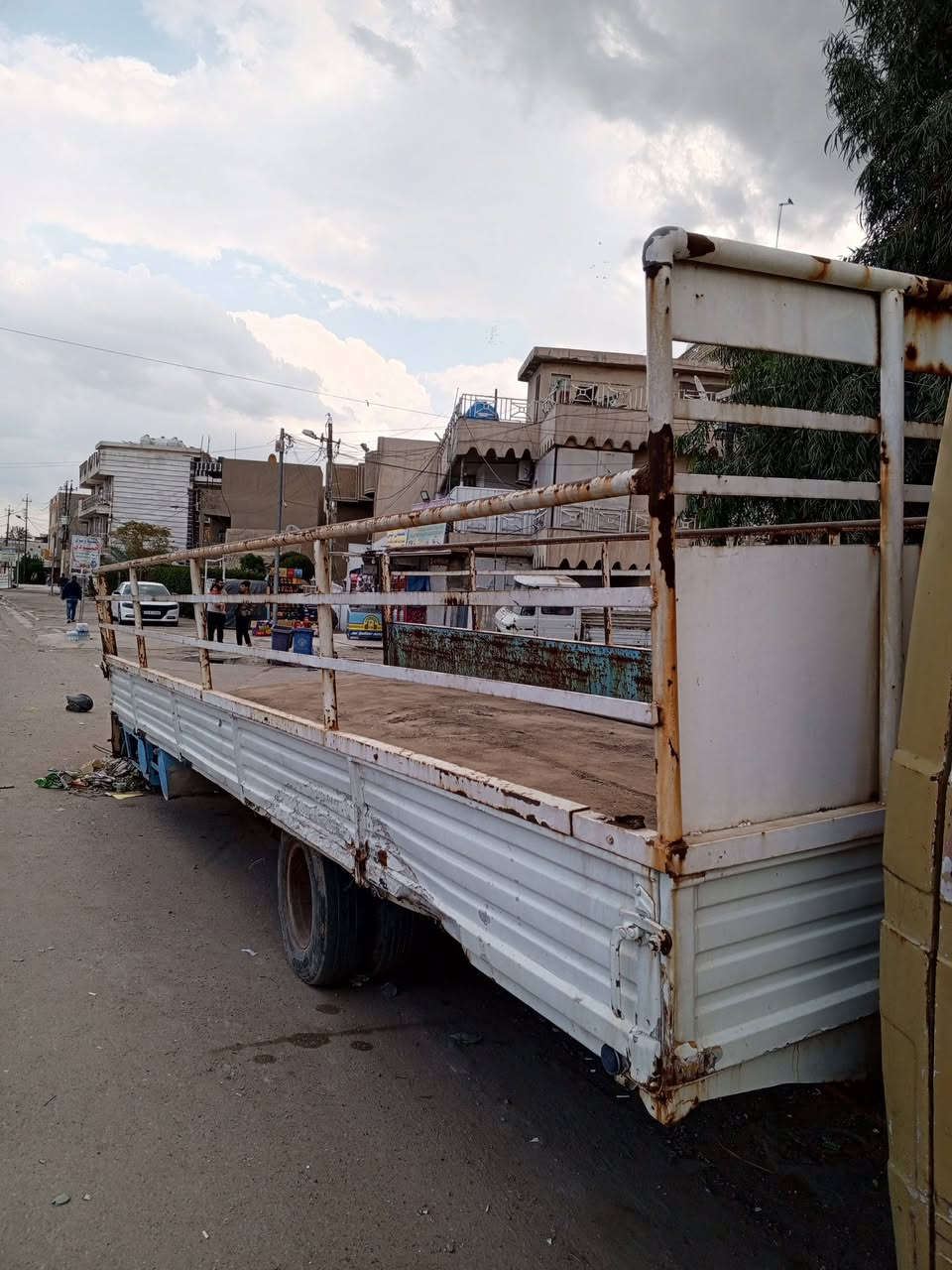 سلام عليكم بدي مارسدس بزون الطول سته وربع عرض مترتين ونص للبيع السعر عشر ورقات وبي مجال للطيبين للاتصال ***********
