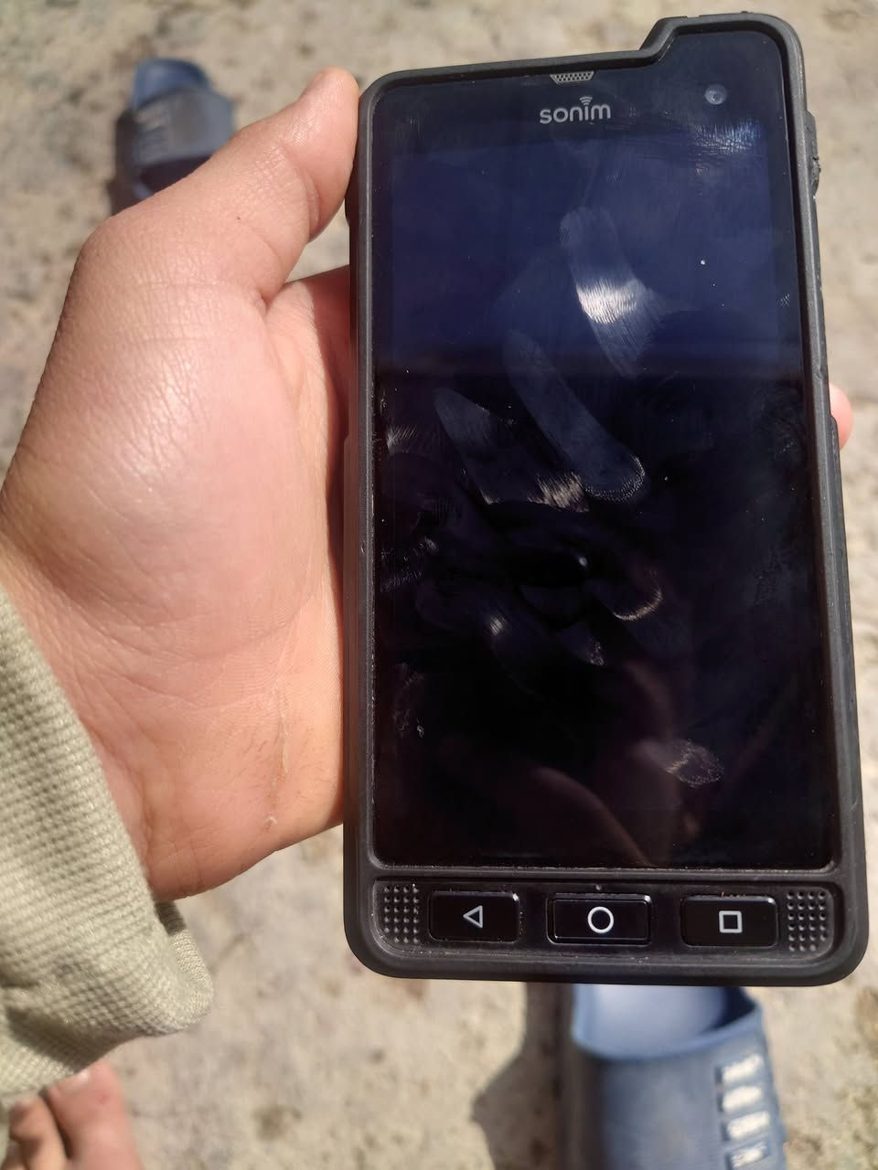 موبايل شركه امريكيه ضد الكسر مدرع مواصفات بطاريه 4900 معالج سناب دراغون دبل سيم كارت البصمه ما تشتغل والشاشه بيها ثلمه بسيطه وما تتلاحظ رقمي *********** الجهاز مضاد للماء
