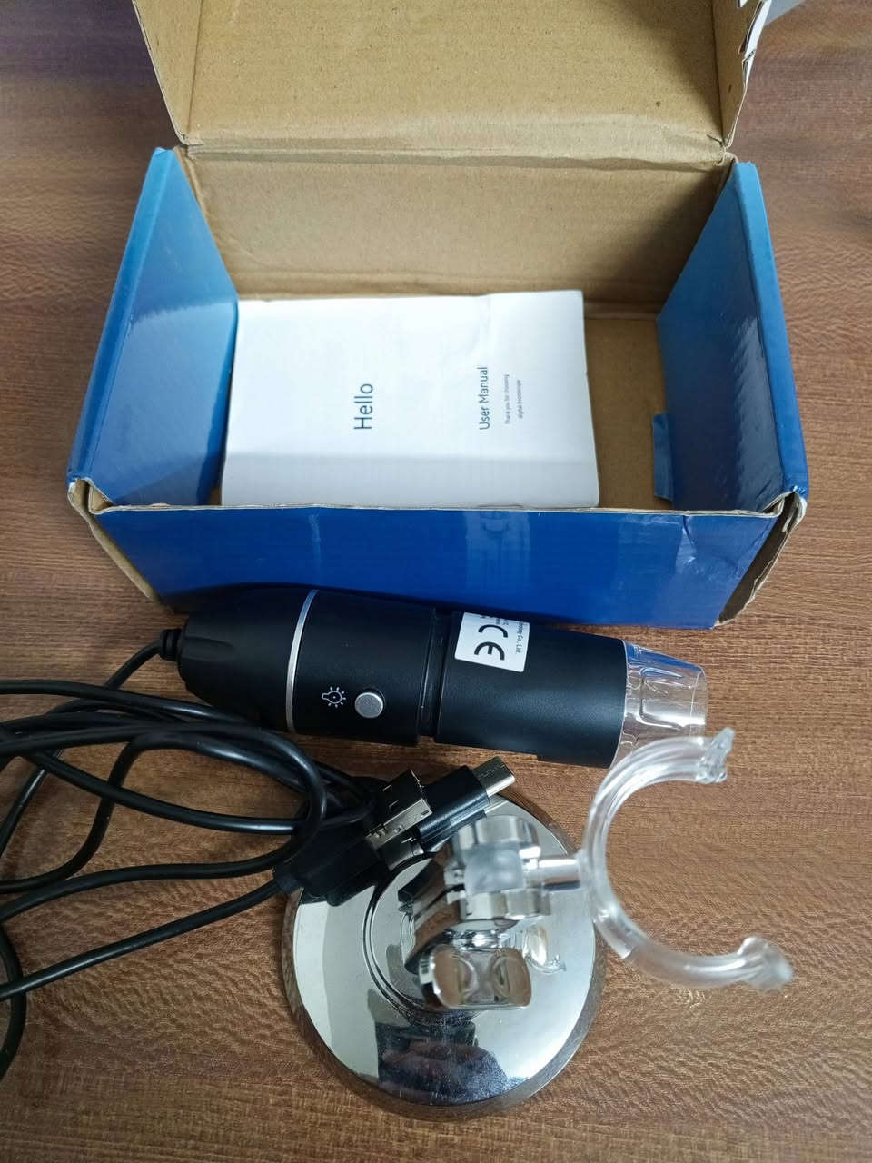 السلام عليكم
هذا المنتج هو مجهر رقمي 3 في 1 (3-in-1 Digital Microscope) يدعم اتصالات USB و Type-C و Micro USB للاستخدام مع الهواتف الذكية وأجهزة الكمبيوتر.يتميز الجهاز بقدرة تكبير تصل إلى 1600 مرة (1600X)، ومزود بـ 8 مصابيح LED قابلة للتعديل للإضاءة الواضحة.يأتي المجهر مع حامل معدني للتثبيت، مما يجعله مناسباً لفحص الدوائر الإلكترونية، العملات المعدنية، والمجوهرات.   السعر (٣٥) مع التوصيل


**إذا كنت صاحب هذا الإعلان وتريد حذفه لأي سبب، رجاءا أرسل رسالة إلى الدعم الفني**