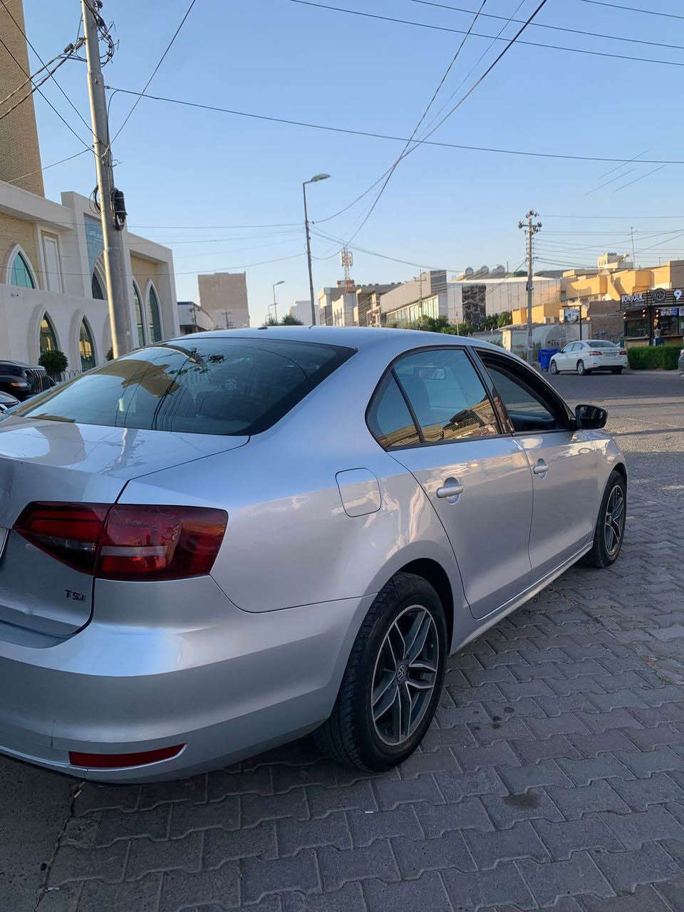 Jetta 2017      
ئەمریکی مواسفات S 
بۆنیت و یەک چاملغ سبوغ
کەمەک شوخت و قۆپ 
بێ ناوگرتن ، بێ ئێڕباگ 
ڕۆیشتن ١٧٥ هەزار میل 
مەکینە ١٤ تۆربۆ کەپس 
رەقەم و سەنەوی نوێیە 

نرخ ١٠٥$
*********** أربيل, العراق
