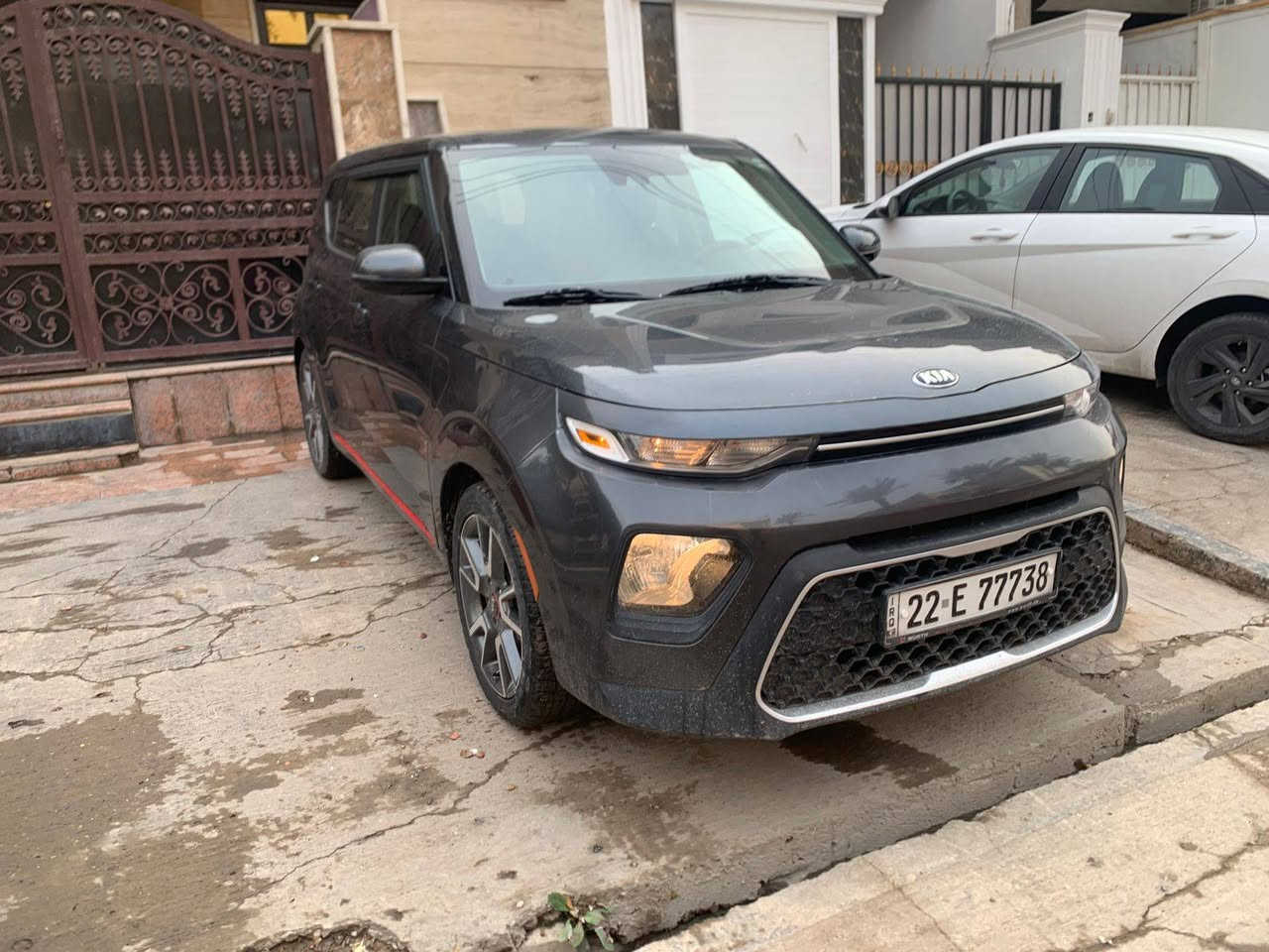 السلام عليكم كيا صول موديل 2020 وارد امريكي السياره فول مواصفات چيتي لاين حادثها موجود بالصور رقم اربيل ماشيه 94 الف
المواصفات
بصمه
سلايت
محرك 2000 دوش
رادار امامي وخلفي 
شاشه اصليه 
كامره اصليه دواره
كروس سرعه فول 
تحكم ستيرن فول 
اشاير مري
سبير منازل 
تحديد مسار 
شاحن موبايل 
وبعد بيها مواصفات اكثر
السياره جديده جدااا
مكان السياره بغداد شارع فلسطين 
السعر 130 وبيها مجال بسيط 
حتى كتلوكات الشركه بيها 
الاستفسار على الرقم 
***********
