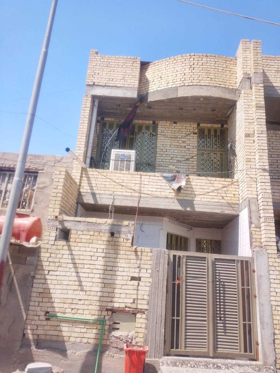 اعاده نشر دار للبيع طابقين بي ٣غرف وديوانيه وصاله وحمامات ٢بناء جديد صار ٣اشهر الطابق الاول كامل والثاني بي نواقص موقعه قريب على ساحه وهران قرب وسام المختار تفاصيل اكثر اتصال بالرقم ***********والموشراي ليتصل رجاء
