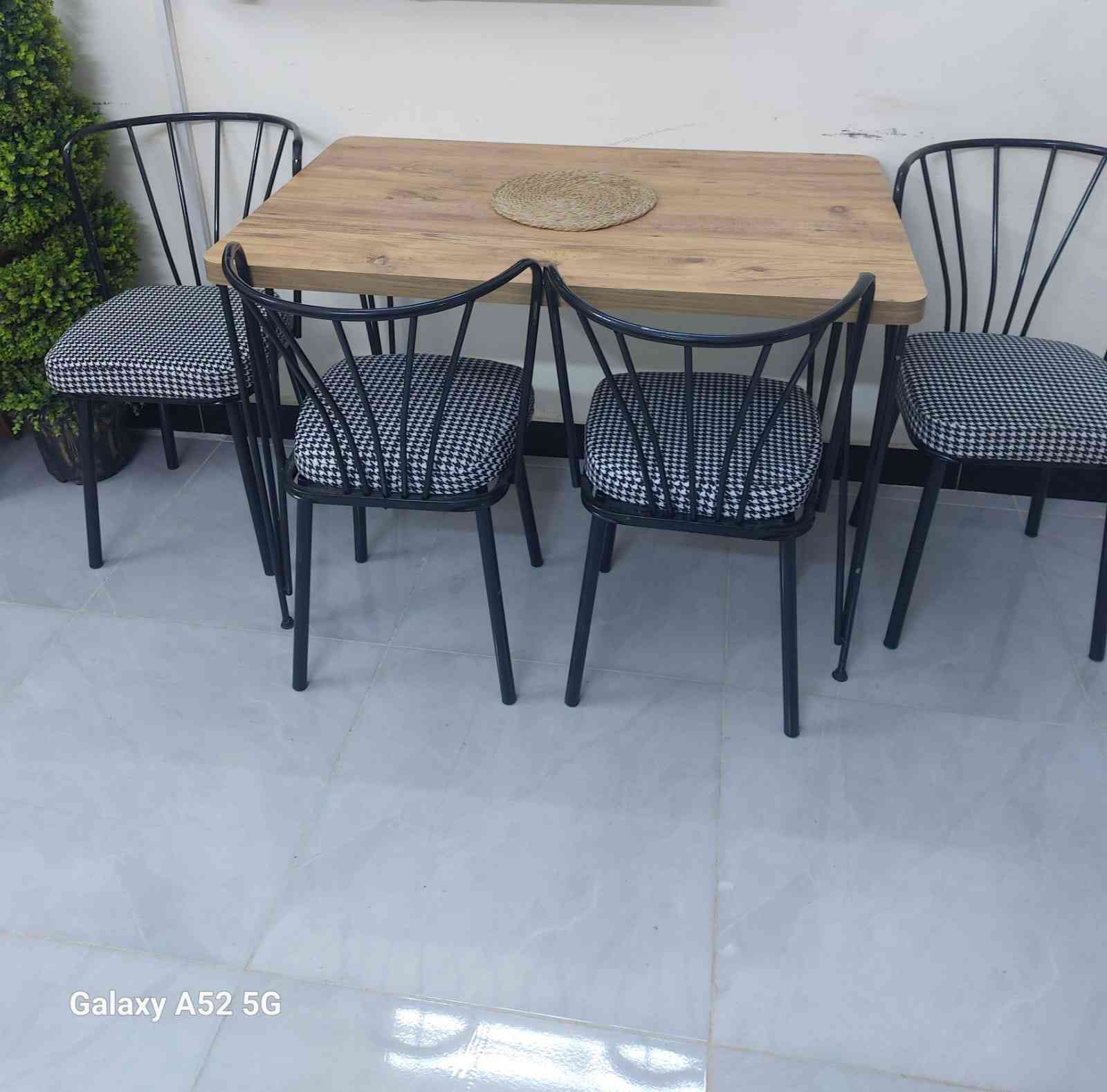 السلام عليكم للبيع ميز طعام مع اربع كراسي السعر 75000  العنوان بغداد حي الضباط مقابل محطه حي العامل ***********
