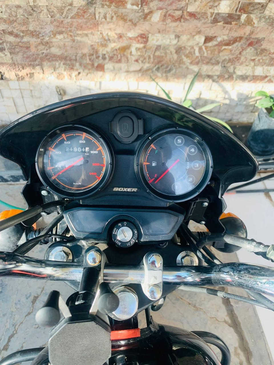 السلام عليكم :
بوكسر 2023 مرقم انكليزي لوحة وسنوية شرط التحويل 

ماشية 22 الف دراجة ماناقصهة أي شي 

زنجيل بنزات دسكات كلجات كله جديد 

دراجة بيها خيط تبخير بس خير من الله شلعة ومعدل 
2,100 وبيها مجال الطيبين 

مكاني بغداد رئاسة المعلمين قريب عل مشتل
*********** متواجد عل خط وعل واتس اب
