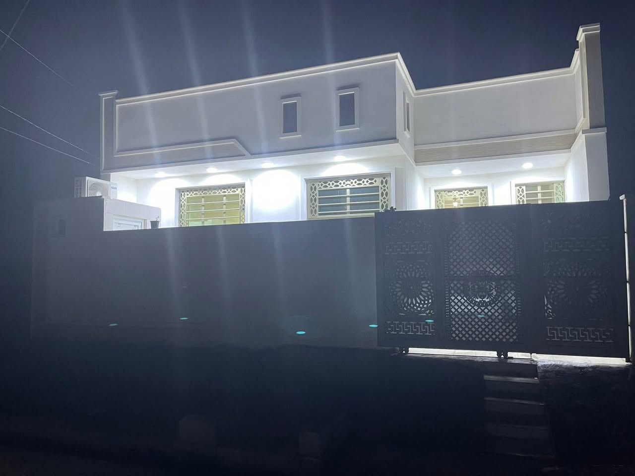 السلام عليكم
دار للبيع المساحة 200م

في 6 كيلو قرب ماركت زنبيل 

طابو صرف بأسمي 

الوجه 10 والنزال 20 

يتكون من كراج واستقبال وكيلدور 

وصالة كبيرة ومطبخ وغرف 2 ومناور 2 وصحيات داخلية وخارجية 

البيت جديد بناء سنة 2023 

للاستفسار الاتصال على الرقم *********** متوفر واتساب 

السعر 110 ويي مجال 

البيع نقد فقط بدون قصط او مصرف
