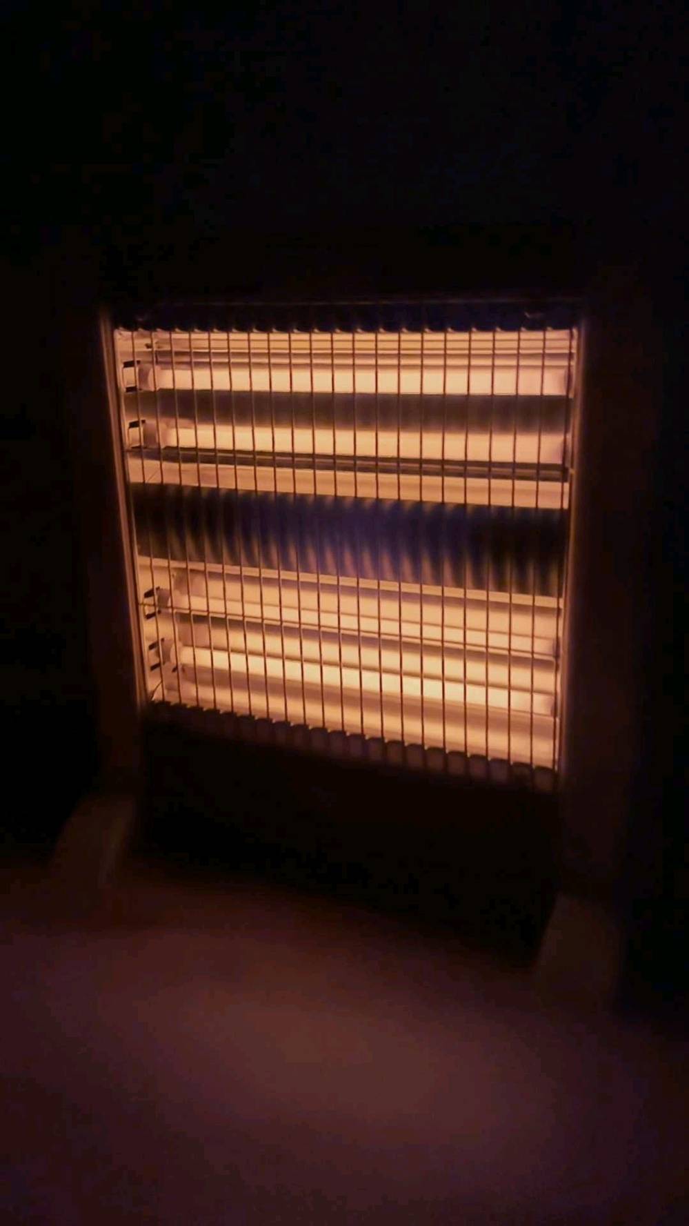 صوبة كهربائية كوارتز 4 شمعات ماركة Bester

الاستخدامات

تدفئة الغرف الصغيرة والمتوسطة بسرعة وكفاءة.

مناسبة للاستخدام داخل المنازل، المكاتب، وغرف النوم.

مثالية للأجواء الباردة في فصل الشتاء.

تستخدم كتدفئة إضافية موفرة للطاقة.

المميزات

نظام تدفئة كوارتز بـ 4 شمعات يوفّر حرارة مباشرة وسريعة.

قدرة كهربائية قصوى 1000 واط لتدفئة فعّالة.

درجتا تشغيل (تشغيل نصف القدرة أو القدرة الكاملة) حسب الحاجة.

توزيع حرارة متوازن بفضل تصميم الشمعات العمودي.

شبك حماية أمامي معدني لزيادة الأمان أثناء الاستخدام.

هيكل خارجي متين مع قاعدة ثابتة تمنع الانزلاق.

مفاتيح تشغيل جانبية سهلة الاستخدام للتحكم بالشمعات.

تعمل على جهد كهربائي 220–240V  50–60Hz.

طول سلك الكهرباء 100 سم لمرونة أكبر في التوصيل.

استهلاك اقتصادي للطاقة مقارنة بالتدفئة التقليدية.

المنشأ: الصين.

محتويات الصندوق

صوبة كهربائية كوارتز 4 شمعات Bester.

دليل الاستخدام والإرشادات.

كرتون تغليف.

الملاحظات

للاستخدام الداخلي فقط.

يُنصح بعدم تغطية الصوبة أثناء التشغيل.

يُفضل إبقاؤها بعيدًا عن الأطفال والمواد القابلة للاشتعال.

لا تستخدم في الأماكن الرطبة أو بالقرب من الماء.

قياس الكارتون:

- الطول: 34 سم
- العرض: 9 سم
- الارتفاع: 38 سم