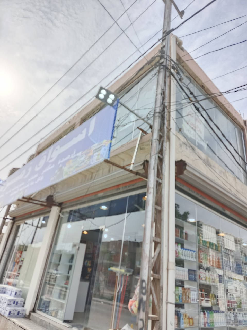 السلام عليكم قاعة طابق ثاني للأيجار ١٠٠م الموقع مميز حي السلام سايدين الذي يربط بين شارع مجمع ذهب وشارع ابو الدجاج للاستفسار الاتصال على الرقم التالي.. ***********
