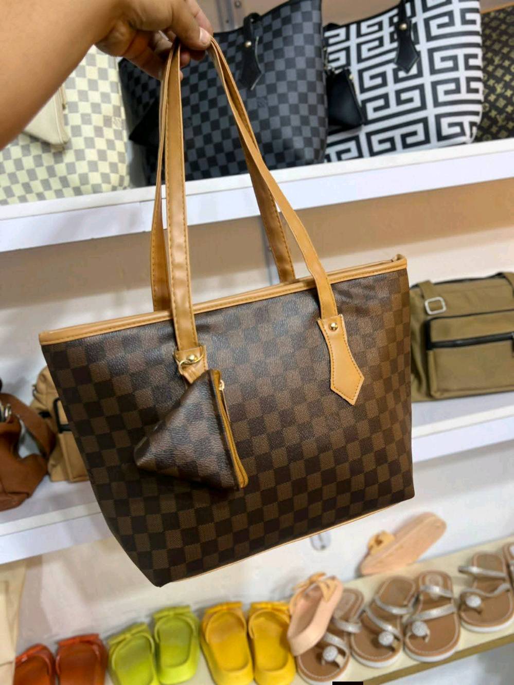 لدينا مجموعة من الجنط الأنيقة والمتنوعة لتلبية احتياجاتك اليومية. تتضمن المجموعة جنطة بيضاء ناصعة مع ميدالية دب أحمر، وجنطة بنقشة مربعات بالأبيض والأسود، وأخرى بنقشة مربعات بالنغمات البنية. كل جنطة تأتي بأناقة فريدة وتصميم عملي، مثالية للاستخدام اليومي أو المناسبات الخاصة.