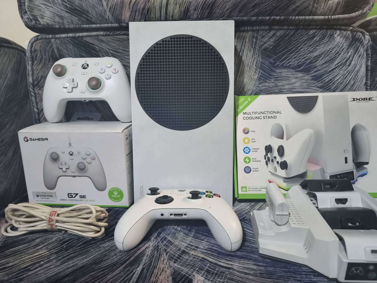 اكس بوكس سيريس اس مستعمل للبيع
اكس بوكس سيريس اس مستعمل للبيع نضافه فول 
الابلي ما مفتوح ولا مصلح نفس ما تشوف بل صور 
الابلي كامل ملحقاته بس بدون كارتونته بس غراضه كلهن موجودات 

يجي وي الابلي 2 جويستك وحده مالته الاصليه و 
الثانيه احترافيه من (جيم سير) الغنيه عن التعريف هيه والواير مالها طوله 3 متر 
ويجي وياهه مبرد هوائي مع 2 بطاريات 
ويجي وياهن يو بي اس بس شويه تعبان بس يفيد تخلي حمايه من الكهرباء 

ويجي بي حسابات بيهن العاب الاولى ريدد ريدمشن 2 مشتريها ولعبه ثانيه فيفا 22 ولعبه ثالثه اسمها هيت مان 
ويجي بس حساب مشترك بي لعبه سيكرو 
رايد الاكس بوكس بسعر 450 الف وبي مجال 

مكاني بصره حيانيه شارع القائد توصيل ما عندي تجي تشوفه وتفحصه كبالك


**إذا كنت صاحب هذا الإعلان وتريد حذفه لأي سبب، رجاءا أرسل رسالة إلى الدعم الفني**