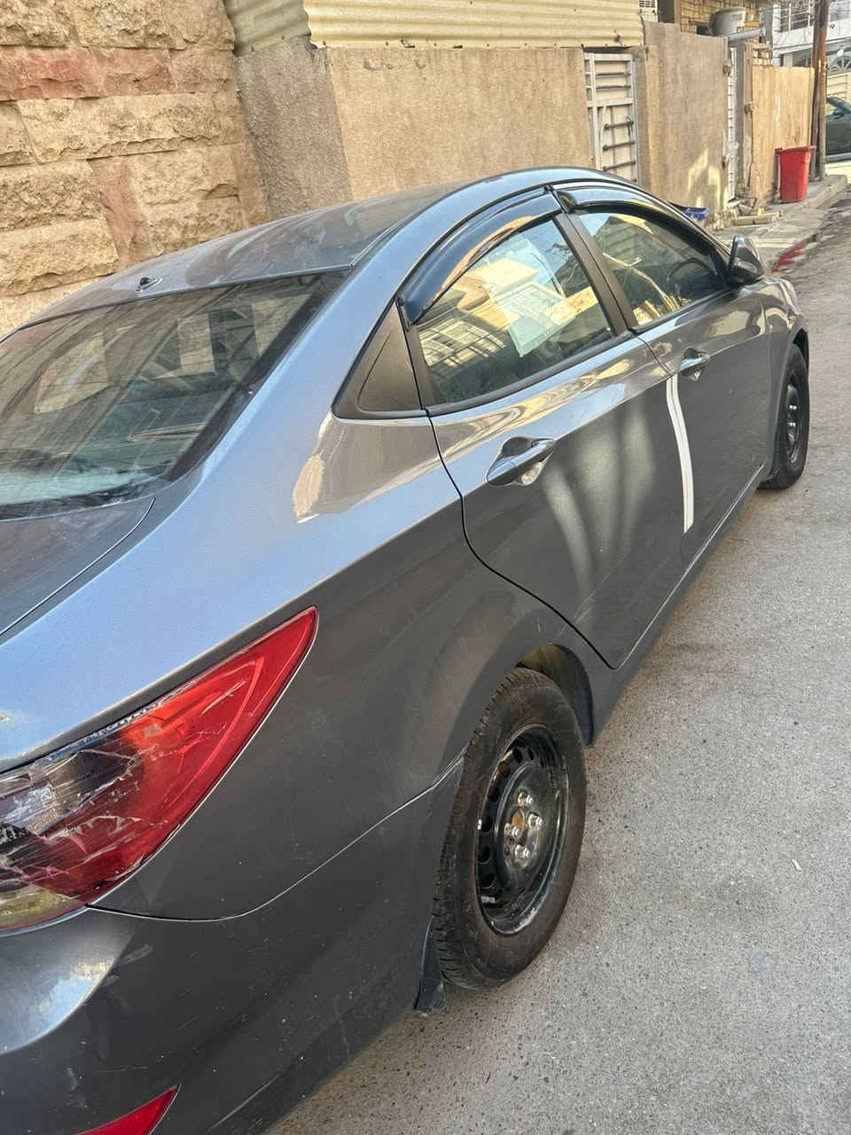 السلام عليكم اكسنت 2015 خليجي للبيع
مابيها ضرر 
مصبوغة احزام اثر جراد موجود سونار الها من جيك كار ومن مركز الباشا للفحص 
محرك ممفتوح ابدا
شاشة 
اشاير بالمري 
صدر سيارة جديد 
تخم تاير جديد 
 
المكان الشعب مقابيل بانزين خانه الشعب 
معروضة ب 88 
***********
