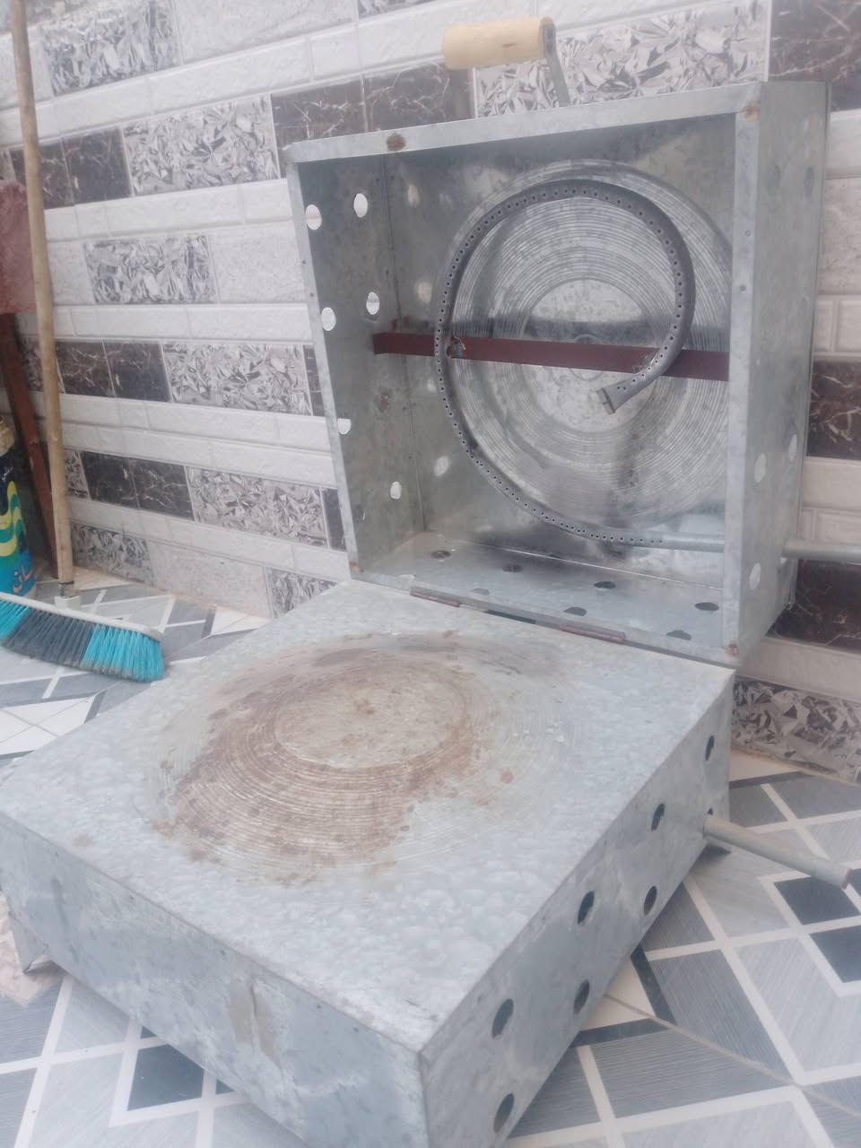 السلام عليكم تنور ارضي استخدام 3مرات نضيف العنوان قرب معمل النسيج السعر 12الف الاتصال  ***********
