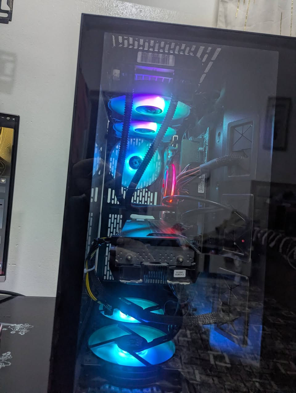 كيس يشتغل كل العاب قواء سعر مع توصيل قفل 550الف فقط كيس ***********
6Cores/ 12Thread i5 10400F معالج 

Liquad Cooler 240ML RGB تبريد ماء 

M.B H510 Asus Prime مدبورد 

RAM 16GB DDR4 (8×2) رام 

GPU: GTX 1060 6GB INNO3D 3FANS GAMING OC كرت

Storage: M.2 128GB +HDD 500GB هارد 

PSU 700W Aigo RGB بور سبلي 

CASE Xigmatek + 5FANS RGB كيس
