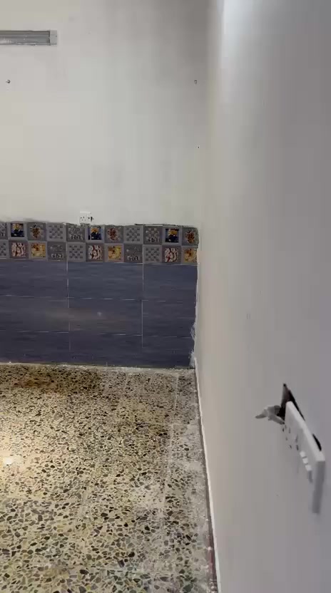 شقه للايجار طابق ثاني قريبة ع سوك علي نعمة
غرفة صالة خدمات مطبخ صغير معزول 
للا ستفسار  الاتصال :***********
