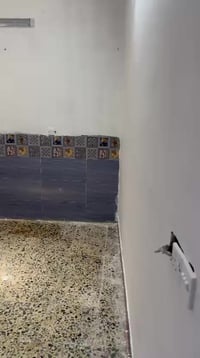 شقه للايجار طابق ثاني قريبة ع سوك علي نعمة غرفة صالة خدمات مطبخ صغير م...