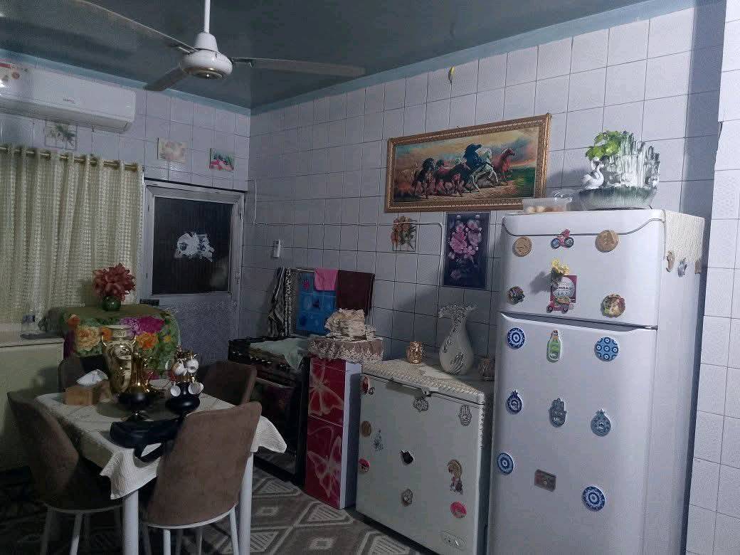 السلام عليكم للبيع للبيع فقط
بيت مساحة ١٠٠ واجهة ٥ الة ربع نزال ٢١ بناء سنة٢٠٠٥دبل فاليوم مسلح طابو ملك صرف  نظيف جدا الفديو موجود موظح البيت فرع عريض تقريب ١٥ متر عرضة  ديكور ونقش باب رئيسي موجود فقط اطلع واحد يشتغلة الك

بناء طرمة مدخل عالصالة وممر على طول بيت مدخل للمطبخ حولي بين مطبخ وصالة خدمات حمام وتواليت  مشترك وترك عرض مترين في ٤ورة المطبخ 

طابق ثاني/غرفتين نوم كبار وممر بين الغرفتين طابق هم بيتونة وسطح عالجهتين على كبر الغرف النوم 

البيت كلة سيراميك جدران ورق جدران مغلفة مثل مموظح بالفديو السعر ٢٠٥مليون وبي مجال بسيط قفلة ٢٠٠ عنوان البيت 🏠 بغداد الجديدة النعيرية الفرع مقابل مدرسة ابن سينا ثالث بيت عن الفرع للااستفسار الااتصال على الرقم *********** البيع مباشر من صاحب دار بدون دلالية
