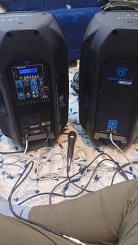 سماعات عدد 2 ومايك وستاندات ماركة Rockville نضاف جدا وصوت عالي جدا  ال...