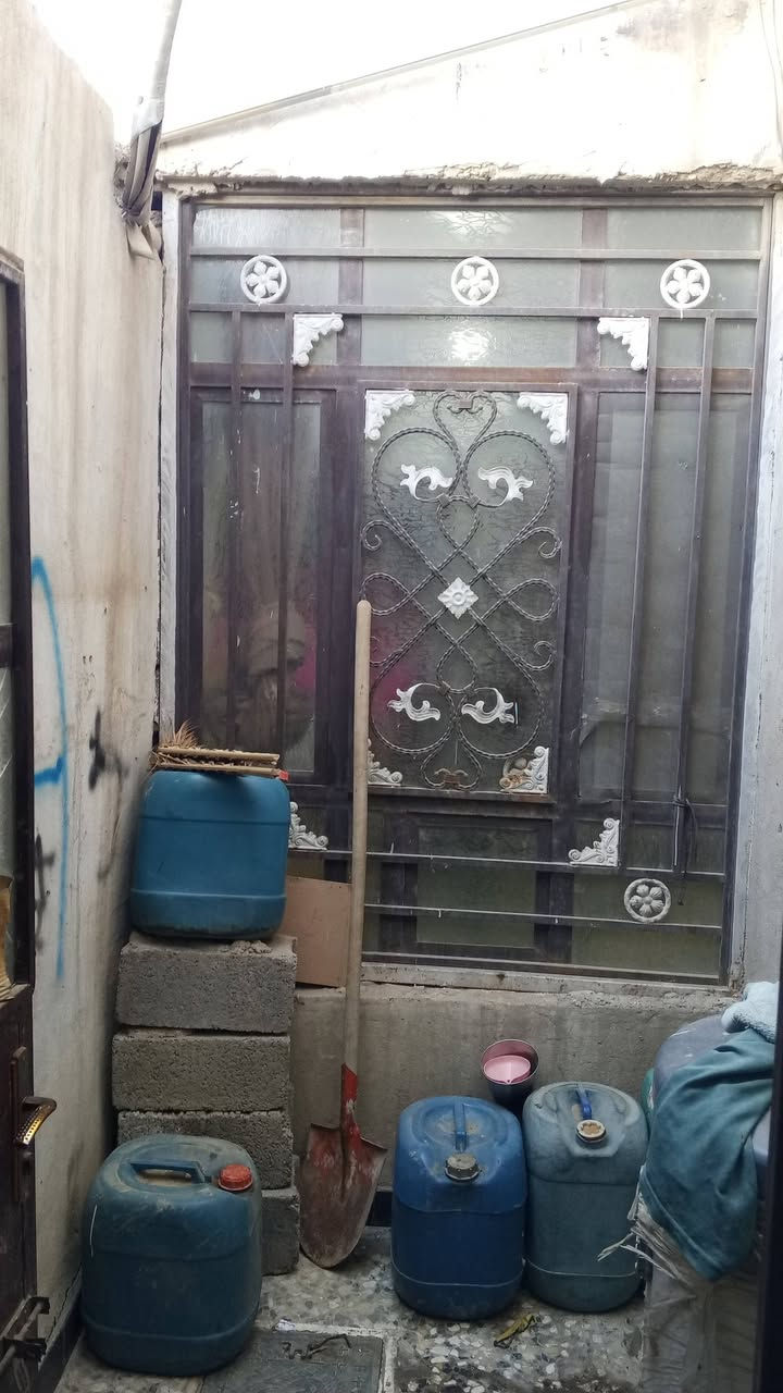 السلام عليكم الدار للبيع 100متر الواجهيه 5و النزال 20يتكون من استقبال و غرفة نوم و مطبخ و صحيات مكان الدار السياحي شارع المسبح السعر 47وبي مجال رقم الهاتف ***********
