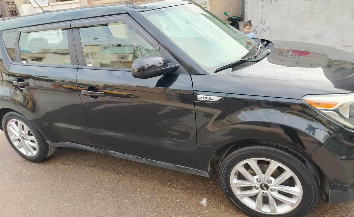 كيا صول مكينه 2000 
بدون دواخل بس بارد بنيد وجاملغ

السعر ١٠٠ وبيها مجال بسيط  
***********
