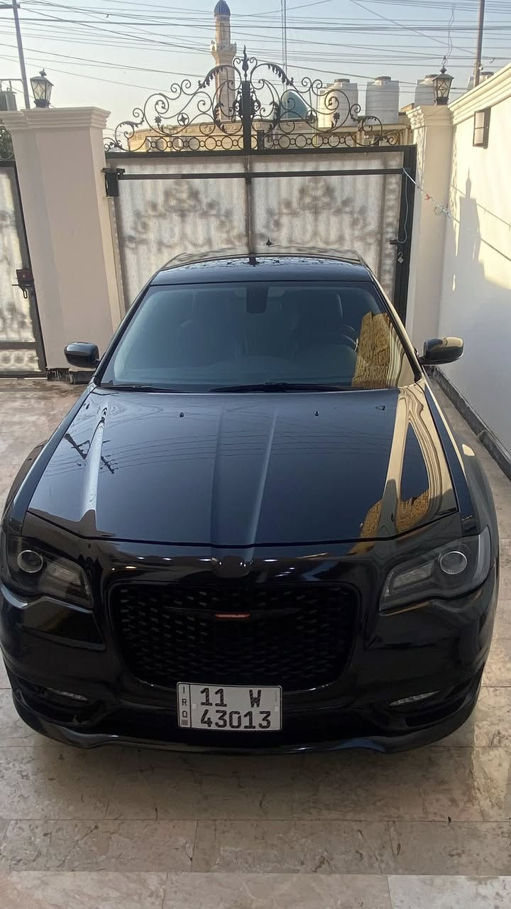 ـ Chrysler 300 فئة 300L / Touring-L.2023
🔹 المحرك: 3.6 لتر  V6
🔹 القوة: حوالي 292-300 حصان  
🔹 العزم: حوالي 353 Nm  
🔹 ناقل حركة: أوتوماتيكي 8 سرعات  
🔹 نوع الدفع: دفع خلفي
28im

من المواصفات القياسية أو الشائعة:  
✔ شاشة لمس 8.4″ مع نظام ترفيهي وملاحه
✔ دخول وتشغيل بدون مفتاح
✔ مكيف هواء مزدوج المناطق
✔ مقاعد أمامية قابلة للتسخين
✔ مراقبة النقطة العمياء Blind Spot
✔ حساسات ركن أمامية وخلفية + تنبيهات حركة خلفية (في الغالب)
✔ جنوط 20″
حادث السياره جاملغ +البنيد اصلي نفس لون بدون صبغ ولا تعديل
السعر282$
ميسان العماره 
***********
