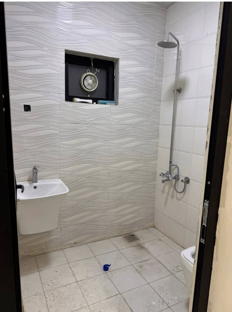 شقة للايجار داخل مجمع الضباط السكني تتكون الشقة من غرفة نوم وصالة و مطبخ وخدمات
الشقة بناء حديث 
مساحة الشقة 100 متر 
الشقة طابق اول فوك الارضي اجاره 500 الف قفل 
#رقم الهاتف # *********** 
موقع المجمع شارع المطار بغداد 
خلف جامعة المشرق ومستشفى حي الفرات
