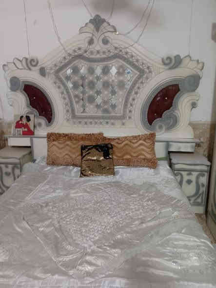 سلام عليكم غرفة للبيع مكاني نجف حي الثورة سعره 250 وبيه مجال رقم واتساب ***********
