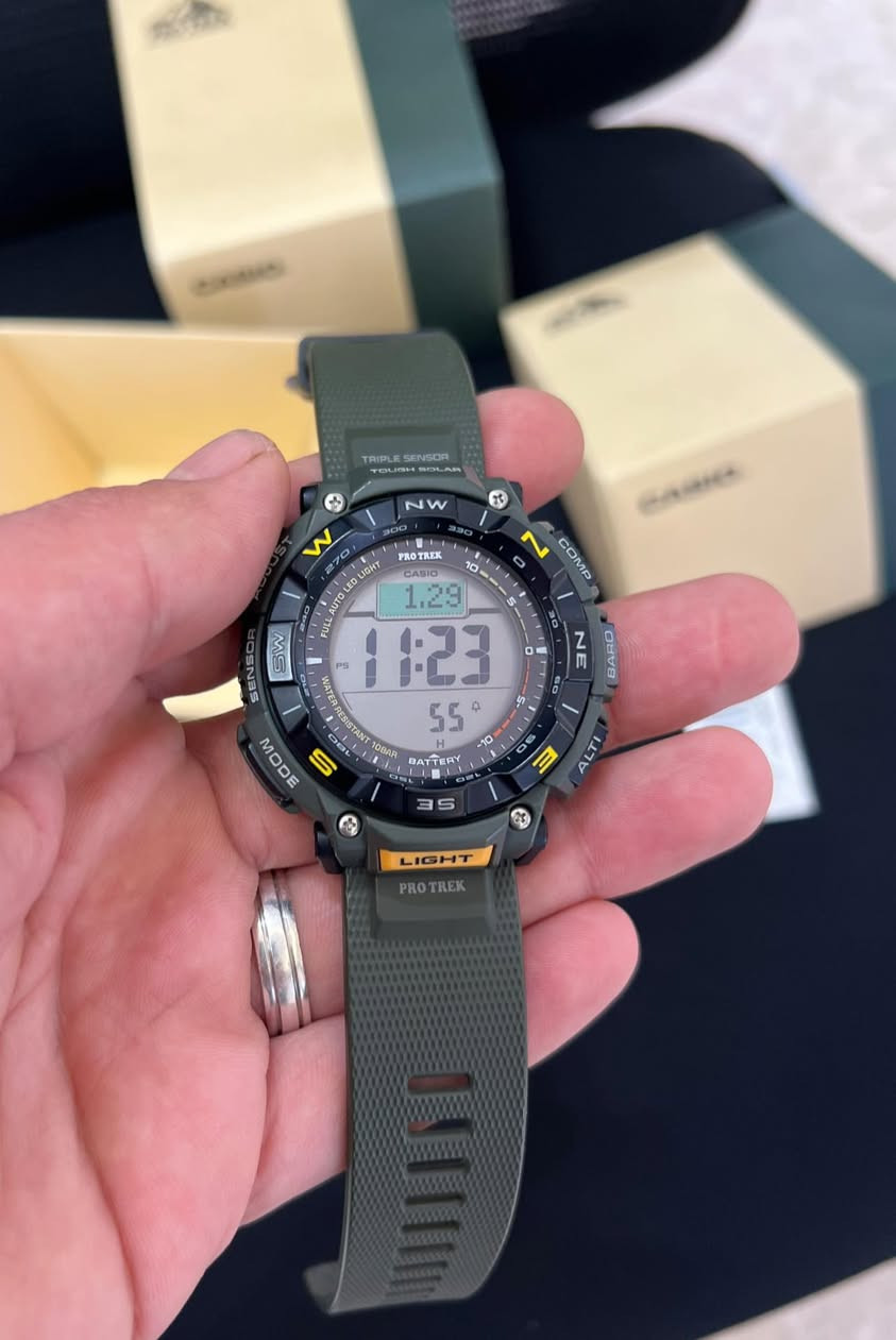 ساعة كاسيو بروترك Casio PRO TREK اصلي وكاله

  PRG-340-3    رقم الموديل
اصلي وكاله مستعمله بحاله الجديد مع الملحقات الاصليه

مواصفات ساعة Casio PRO TREK PRG-340-3 بمجموعة من المواصفات التقنية والبيئية التي تجعلها خياراً مثالياً لمحبي المغامرات والتسلق و العسكريه و الرياظيه 
إليك أبرز مميزاتها:
1. الاستدامة (مواد صديقة للبيئة)
البلاستيك الحيوي: صُنع الهيكل والحزام والغطاء الخلفي من مواد بلاستيكية حيوية مشتقة من زيت الخروع والذرة، مما يقلل من الأثر البيئي.
2. نظام المستشعر الثلاثي (Triple Sensor)💯
تضم الساعة الجيل الثالث من مستشعرات كاسيو التي توفر دقة عالية في:
البوصلة الرقمية: عرض الاتجاه والزاوية.
مقياس الارتفاع: يقيس الارتفاع حتى 10,000 متر مع ذاكرة لتسجيل الارتفاعات.
البارومتر وميزان الحرارة: مراقبة الضغط الجوي للتنبؤ بتغيرات الطقس وقياس درجة الحرارة المحيطة.
3. شاشة LCD ثنائية الطبقة (Duplex)
تتميز بشاشة مكونة من طبقتين؛ إحداهما مخصصة لعرض الوقت والبيانات، والأخرى لعرض مؤشرات البوصلة برسومات زرقاء كبيرة، مما يسهل قراءة الاتجاهات بوضوح فوق البيانات الأخرى.
4. نظام الطاقة الشمسية (Tough Solar)
تعمل الساعة بالكامل بالطاقة الشمسية، حيث يتم شحنها من الضوء الطبيعي أو الصناعي، مما يلغي الحاجة لتغيير البطارية بشكل دوري.
5. تصميم عملي للمغامرات
مقاومة البرودة: مصممة للعمل بكفاءة حتى درجة حرارة (10- مئوية).
مقاومة الماء: مقاومة للماء حتى عمق 100 متر، مما يجعلها مناسبة للسباحة والأنشطة المائية السطحية.
هيكل دوار: مزودة بإطار (Bezel) متحرك يساعد في تحديد الاتجاهات وتتبع المسار.
إضاءة Super Illuminator: إضاءة LED عالية السطوع تضمن رؤية الشاشة في الظلام الدامس.
6. وظائف ذكية إضافية
بيانات الشمس: عرض أوقات الشروق والغروب بناءً على الموقع الجغرافي.
التوقيت العالمي: دعم التوقيت في 48 مدينة حول العالم.
الوزن الخفيف: على الرغم من حجمها، تزن الساعة 54 جراماً فقط بفضل استخدام المواد الحيوية، مما يجعلها مريحة جداً عند الارتداء لفترات طويلة.

سعره 190 الف فقط 
للمعلومات سعر الجديده 265 الف
يوجد خدمة توصيل جميع المحافضات 
*********** واتساب
