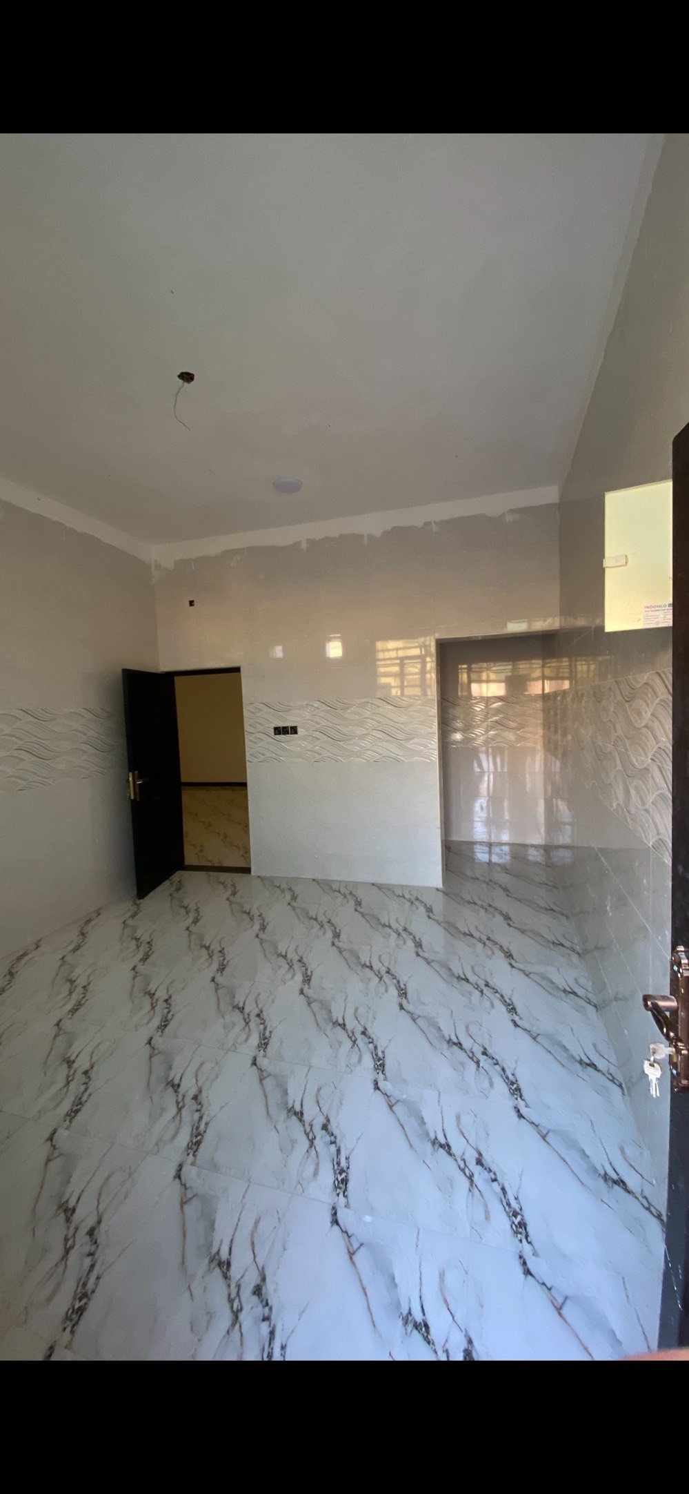 البيت للبيع مكون من واجهة عصرية وتصميم داخلي حديث. يتميز بأرضيات سيراميك جميلة ونوافذ توفر إضاءة مناسبة لجميع الغرف. مدخل واسع يفتح على غرفة استقبال وأخرى للعائلة. البيت فيه فناء خارجي مع مكان لحوض الزرع. مثالي للعوائل الباحثة عن الراحة والخصوصية. موقعه قريب من الخدمات الأساسية والمدارس.