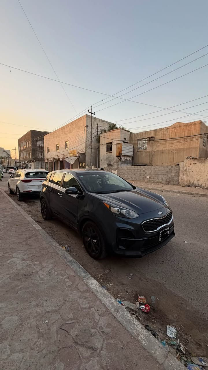 كيا سبورتج 2022 وارد امريكي 
ماشيه 48 km
مكينة 2400 
بدون حادث داخله غرق مياه امطار للدوسه 
السيارة كفاله عامه من الدعاميه للدعاميه عدى شخط صغير بباب السايق 
السيارة شغاله كلها ومابيها اي مشكله واخت الجديده استعمال جداً قليل 
كامله وجاهزه من كلشي رقم جديد وصارلها سبوعين من صاعده هزه 
تخم تاير قبل سبوعين مشدود 
السياره جاهزه من كلشي ماتصرف عليها ربع 
سعر السيارة 185 وبيها مجال 
للاستفسار : 
*********** البصرة, العراق
