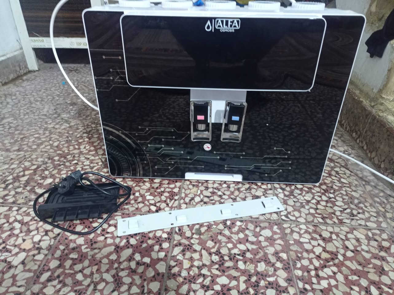 سلام عليكم جهاز تصفيه ماء هوبارد وحار جهاز جديد سعر350وبيه مجال //*********** )هاذ رقم بيه ويت ساب. مكان البصره
