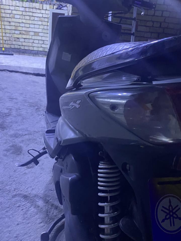 السلام عليكم دراجة سكني فحل للبيع الدراةً نضيفة ما ناقصهة اي شي الدراجة جميع الكهربايات شغالة المكينة سليمة مزودة تزويد خارجي في يشمل السصالصنصة والدات واللوحة وشغلات بسطة السعر 575 بيهة مجال شي بسيط العنوان بغداد حلي السلام قرب فلكة الكمالية للستفسار ***********
