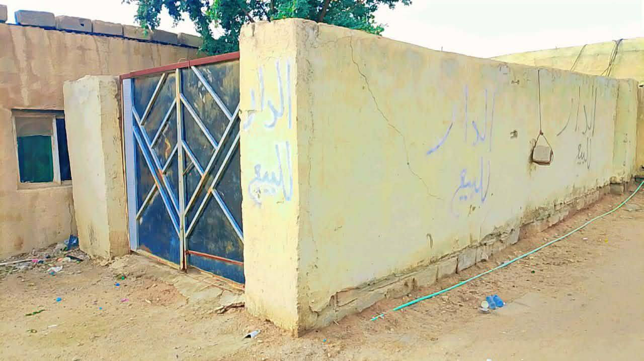 السلام عليكم بيت للبيع في الزبير الشعيبه منطقه الجوية علئ الشارع مدرسه متوسطه وابتدائيه تبعد عن البيت 200 متر البيت بيه قطعه بلخلفي ومساحه كدامه + ماء كهرباء ماتنطفي  بناء قديم غرفتين وصاله وديوان وحمام يبعد عن السوق خمس دقائق السعر 16 وبيه مجال بصيط
 للاستفسار واتساب ***********
