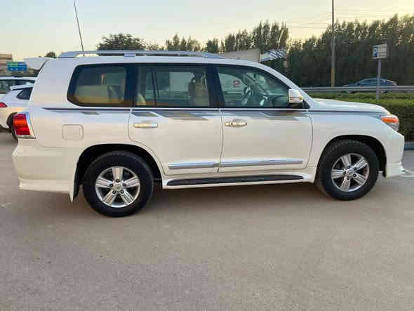 السلام عليكم
تيوتا لاندكروز 
موديل 2013 فئه البريم
السياره كامله مابيها نقص برغي
بيها بولش وحمام جديد 
عليها دوشمه بلون الداخل لبلادي
عليها تخم تايرات جديد
السياره ماشيه 160 الف حقيقي
رقم بغداد بّــ اسمي تحويل ثاني يوم
ملاحضه/ السياره اني مبدل الها دعاميات بدون لا طخه ولا اي شي للجماليه فقط و
القديمات موجودات عندي هنه والشباك
سونار السياره مرفق ويه الصور
سعر السياره 365$ وبيها مجال بسيط
مكان السياره بغداد الشعب
وهذا رقمي***********
