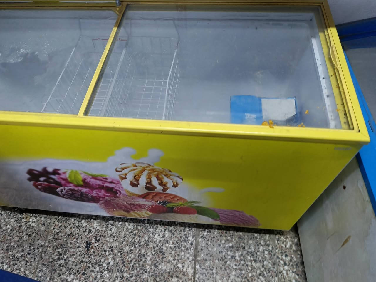 عندي عارضات 5 ومجمدات ثنين وكلهن يبردن ما بيهن شيء العارضه الوحده على 300 والمجمده الوحده على 500 رقمي*********** مكاني علوه زوين بالفرع مال مخبز الروعه
