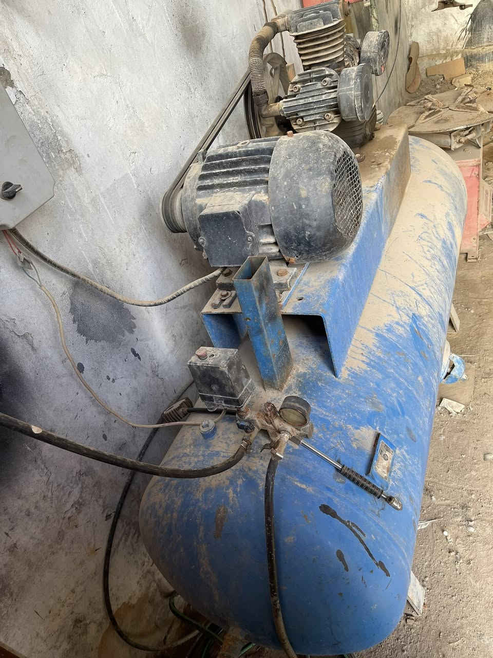 للبيع 
كمبريسر اصلي حجم 1000 السعر مليونين وربع
خالعة مستعملة السعر 300الف
همر اصلي مع صوندة مسلح 20 متر السعر 400الف
المكان الديوانية الحمزة ااشرقي
للأستفسار 
***********
