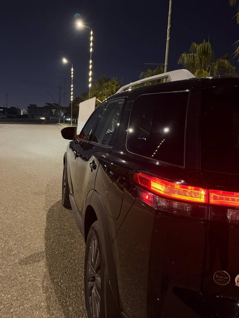 السلام عليكم    نيسان باثفايندر 2023 SL فول مواصفات 🚗
السيارة نظيفة جدًا وتفحص على راحتك، استعمال شخصي، وما تحتاج شي نهائي.
حادث فقط جاملغ امام جهة السيارة بدون ايرباك 

🔧 المواصفات:

 • محرك 6 سلندر V6 سعة 3.5 لتر
 • القوة تقريبًا 280 حصان
 • گير أوتوماتيك 9 سرعات
 • دفع رباعي ذكي 4WD
 • 7 وضعيات قيادة (سبورت، اقتصادي، ثلج، رمل، طين، سحب…)
 • سحب

🛋️ الداخلية:

 • جلد فاخر، المقاعد الأمامية مدفّأة
 • مقاعد 3 صفوف – 7 راكب 
 • شاشة وسطية كبيرة مع ملاحة
 • شاشة عدادات رقمية
 • Apple CarPlay & Android Auto
 • شحن لاسلكي
 • تشغيل بصمة
 • باب خلفي كهربائي
 • ستيرن متعدد التحكم (تدفئة )
 • تكييف قوي ثلاثي المناطق
 • نظام صوتي ممتازBose 

🛡️ الأمان:

 • رادار أمامي + تثبيت سرعة ذكي
 • نظام المحافظة على المسار
 • فرامل تلقائية أمامية وخلفية
 • مراقبة النقطة العمياء
 • تحذير التصادم
 • كاميرات 360 درجة

📏 المواصفات العامة:

 • خزان وقود 70 لتر

 • فتحة سقف (بانوراما )
 • تشغيل عن بُعد
 • نظام تحكم بالطرق الوعرة

📍 الموقع:كوكوك

📞 واتساب فقط: ***********

🔥 سيارة عائلية فخمة، قوية، وتتحمل السفر والبر، واللي يعرف الباثفايندر يعرف قيمتها
