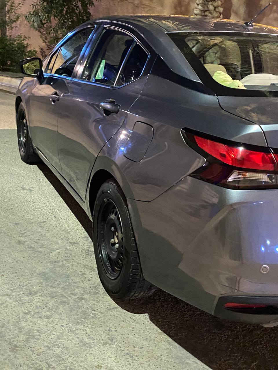 السلام وعليكم 
نيسان فيرسا مديل20  السعر 85 وبيه مجال السياره باسمي وارد امريكي العنوان بصره مطيحه رقم ***********
