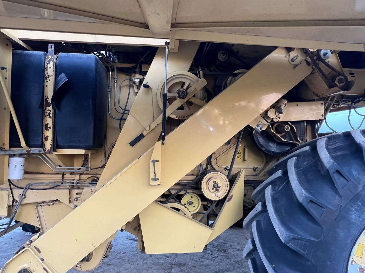 حاصدة موديل 2000 منفيز طبلة (15)بلادية حاصدة مكفولة كفالة عامة من (صبغ) (ولحيم ) (ولفطر ) (محرك لا صرف)(لا تبخير) (محرك بم ونوزل )(تايرات امامية جدد حجم 30)(ولخلفية حجم 20)(لستفسار التصال على الرقم )(***********)(العنوان واسط عزيزية)
