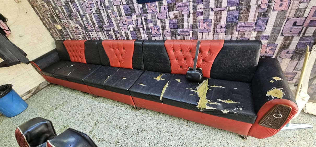 السلام عليكم
متوفر غراض محل حلاقة كامله 
كراسي حلاق عدد ٢ (نص عمر)
و تخم قنفات ٨ مقاعد
ميز حلاقة تفصال المنيوم ٣ مرايا (٣ حلاقين)
طول ٤ متر شغل درجه اولى
ومتوفر شاشه بلازما حجم ٣٢ 
و مغسلة 
للأستفسار الأتصال على الرقم ***********
