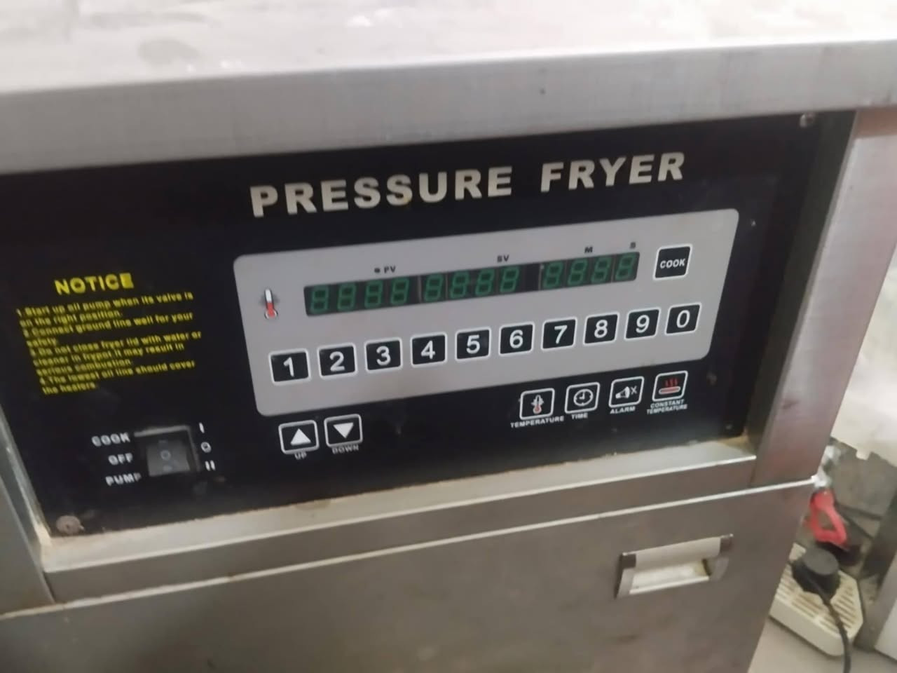 السلام عليكم 
غراض مطعم للبيع نظيقات جدا

جدر كنتاكي نظيف جدا وشغال
عجانه ستيل نظيفه جدا 

***********
***********
