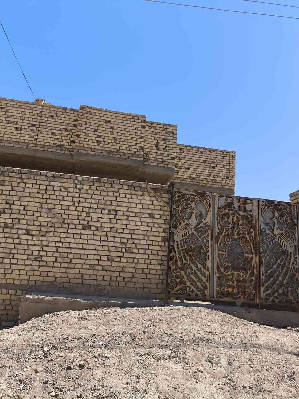 بيت هيكل مساحه 200 م يحتوي ع غرفتين نوم وصاله مفتوحه مع ستقبال مع مطبخ مع حمامات مع صحيات ماسس ماء ومجاري نقص البيت سيراميك ومخمر قرب شارع 20 نهاوند 3 البيت ركن.....***********
