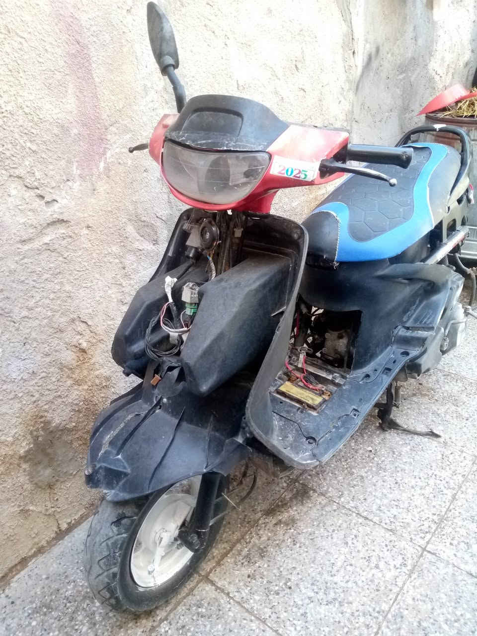 السلام عليكم دراجه للبيع فراشه فحل شغاله تجفيت مصارلي اقل الشهر من مجفتها مرات شويه تأخر بلتشغيل سعرها 200 قفل  ابيع هل موجود لان ماريد انحرج ويه  الناس ومحتاز فلوس  العنوان نجف حي العسكري مدارس ***********
