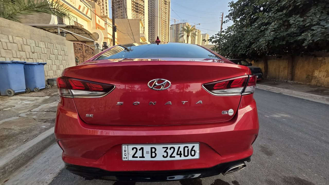 سلام عليكم سوناتا 2018 على ايدنا من الاستيراد ماشية ٦٨ بدون ايرباك كلشي على وضع الشركة من كير ومحرك بأسمي حادثها واضح بالصورة جاملغ مبدل فقط وعندي بارد اسف الجاملغ الخلفي واسفل باب السائق فقط السعر ١٢٧ والعنوان بغداد المنصور *********** اتصال او واتساب
