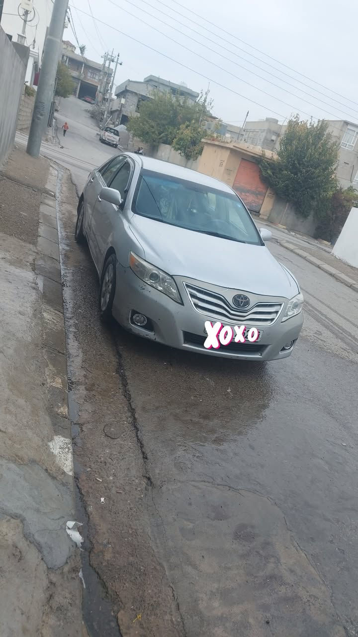 كامري 2011 
LE
محرك 2.4 
4 بستن 
قطعتين بدون دواخل 
بيها تقحيل ولكن قليل جدا 
ماشيه 255 ميل وارد أمريكي 
مكاني دهوك فايدة 
عليها غرامه ٥٠٠ الف ينزل من سعرها
السعر 105
 الاتصال 
***********
*********** دهوك, العراق
