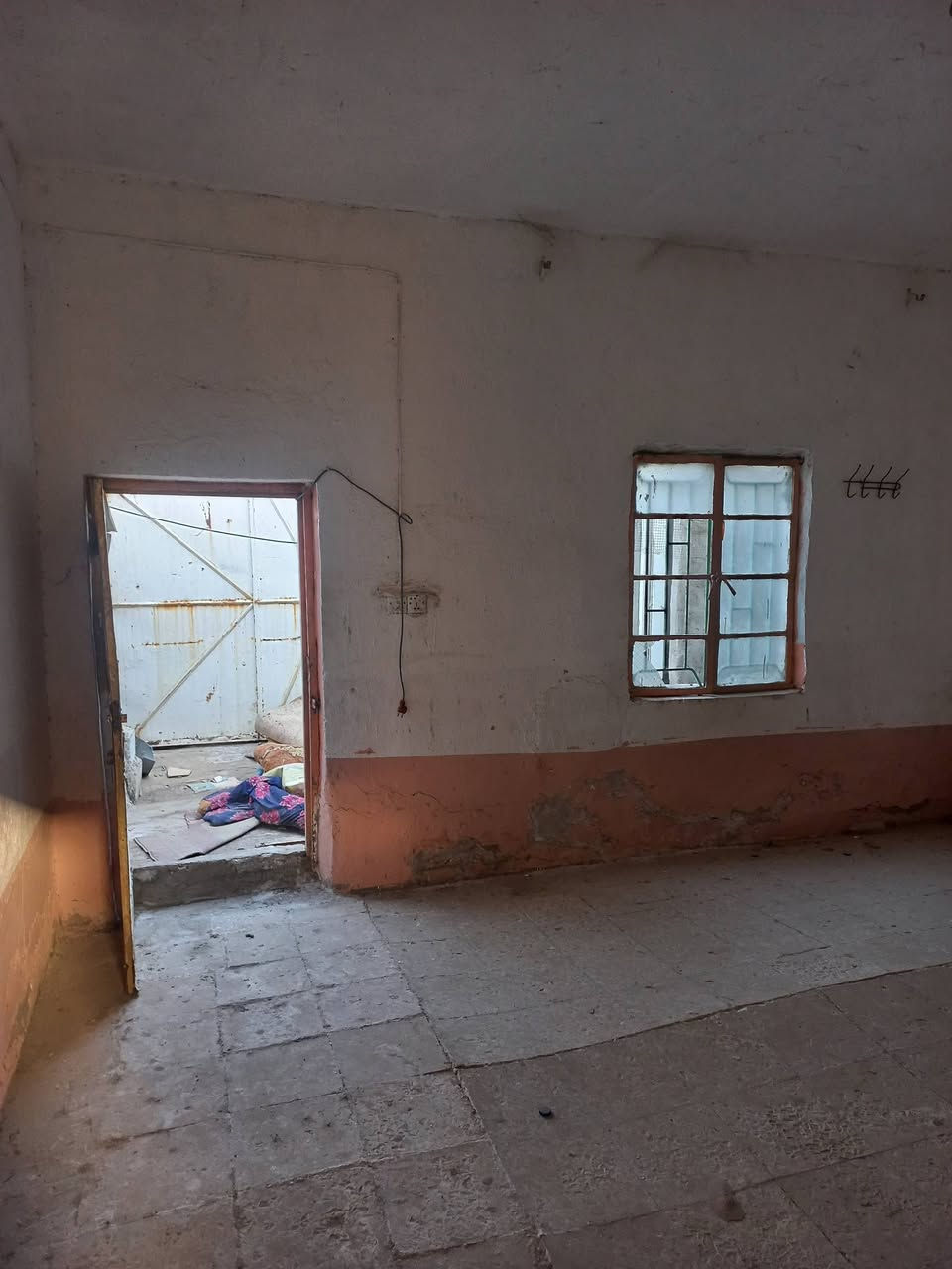 سلام عليكم 
دار للبيع كوفه حي الصدر الثالث ٩٠ متر تقريبا يحتوي علي غرفه وصاله ومطبخ وصحيات داخليه وخارجيه  وباب خلفيه وباب أماميه 
السعر ١٥ وبي مجال 
اتصال فقط ***********
