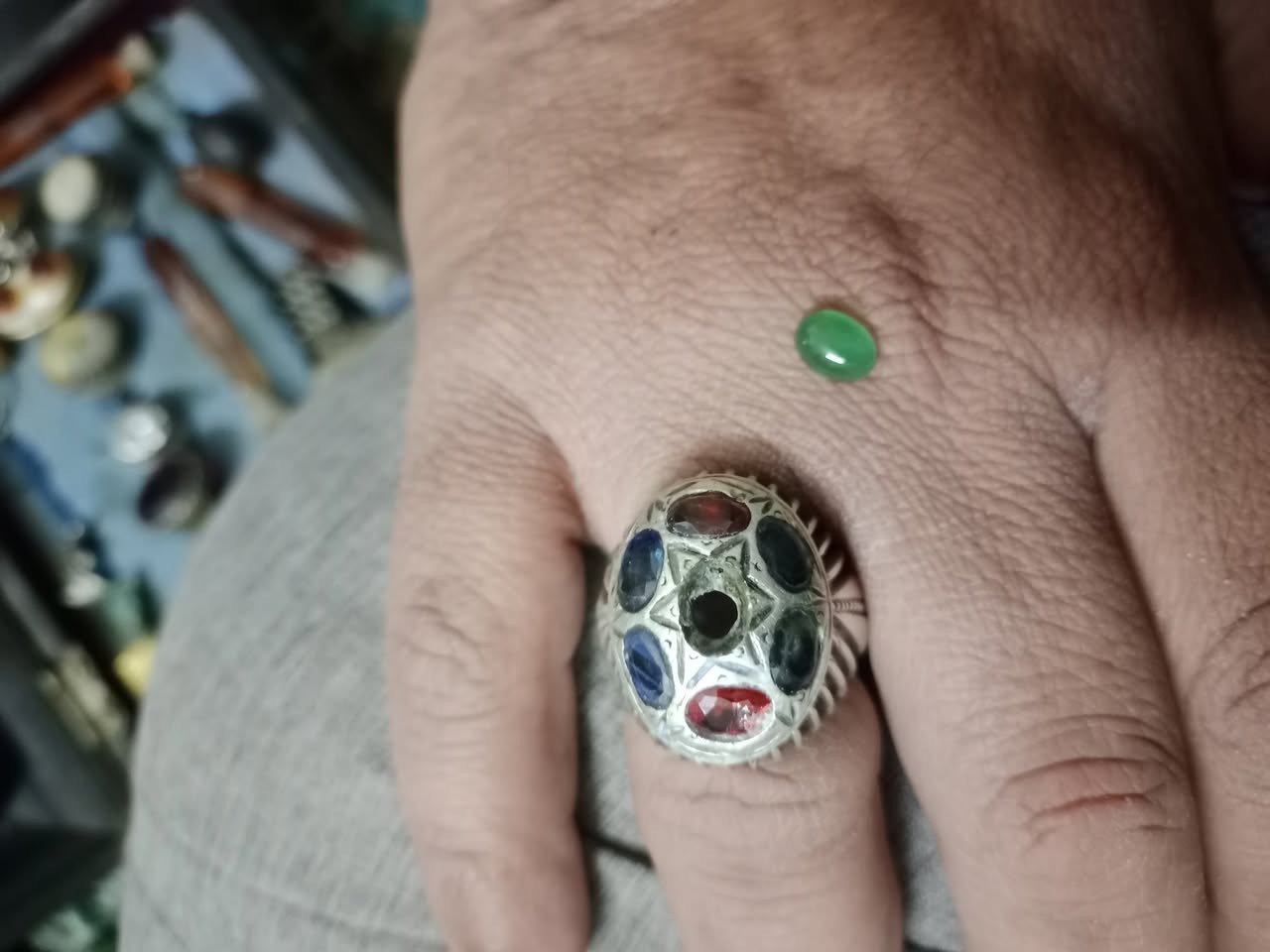 السلام عليكم احبتي محبس انتيكه يهودي 40 غرام صافي نقص بس الحجر النص وعندي يرادلها جرخ للحجر 150 قفل قفل مدينة الصدر .


**إذا كنت صاحب هذا الإعلان وتريد حذفه لأي سبب، رجاءا أرسل رسالة إلى الدعم الفني**