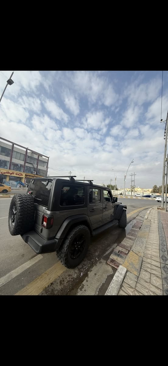 جيب لانكلر 2021
سيارة كفالة عامه 
مكينة 2000 تيربو  
كير وتماتيك  لو كير 4*4
رقم بغداد باسم السيارة 
ماشية 23 الف mI
السياره جديدة و ما نقصها شي 
فول مواصفات ما عدا تشغيل عن بعد 

مكينة و كير و تبريد و حداديه كفالة 
الداخل جلد تدفئة و تبريد 
هيه بعد فول مواصفات 
مكان السياره ذي قار 
للاستفسار ***********
