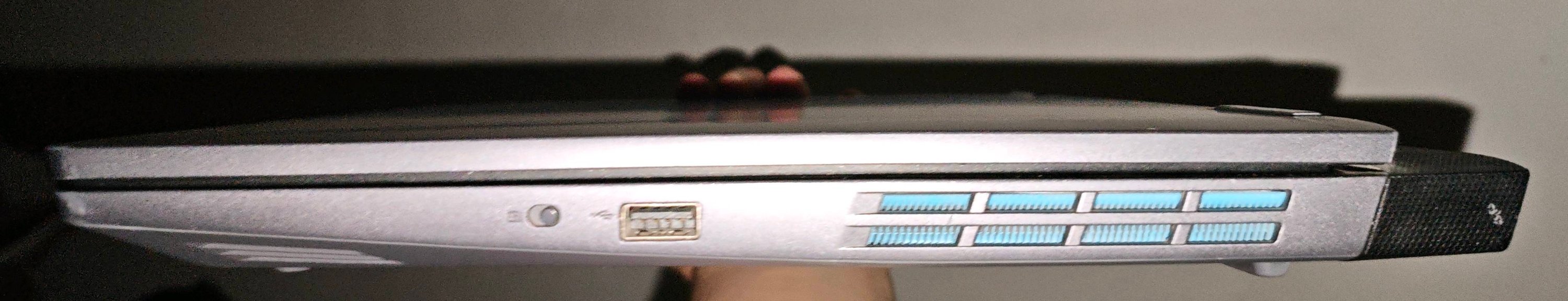 السلام عليكم
لابتوب لينوفو loq 
كارت الشاشة: RTX 4050 
المعالج:  ryzen 7 7840HS
الرام: 8 
التخزين: 512GB SSD 
الشاشة: 15.6 FHD 
دقة الالوان: 100% sRGB
ماداخلة صيانة ابد
مستخدم اقل السنة ( استخدام عادي وليس العاب ضخمة واعمال ضخمة )
المنافذ جميعها تعمل
لايوجد به خدوش 

* ملاحظة: رقمي فقط للرسائل، ما افتح خط على الاتصال. 

لا يوجد به اي ضرر
ملحقاته الكارتونة والشاحنة
مكاني كربلاء
السعر 1,200,000